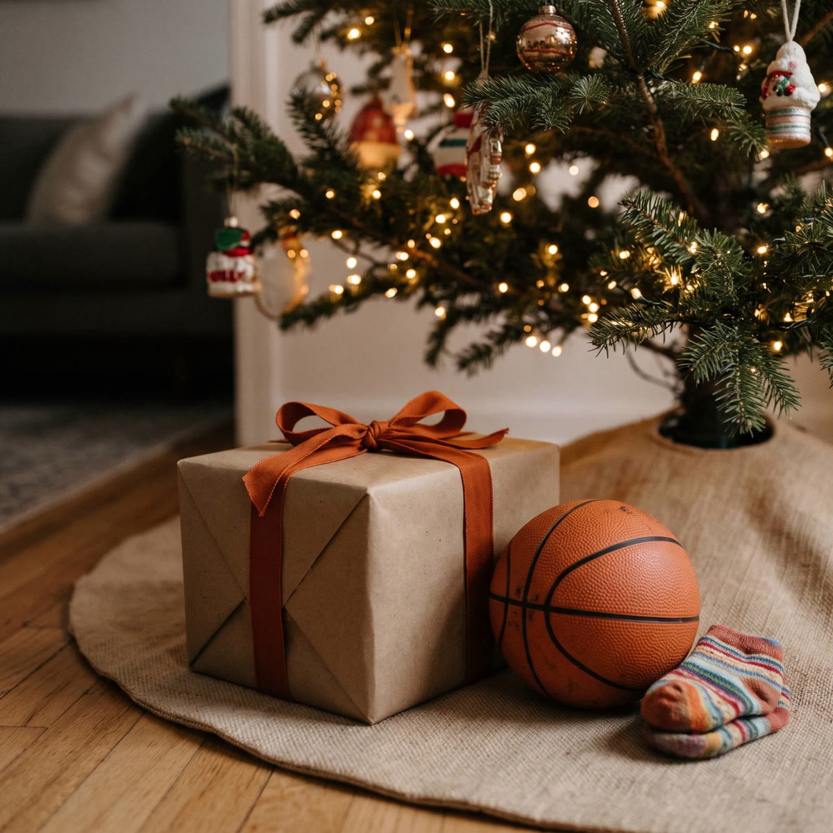 Regalo de Navidad con un balón de baloncesto bajo el árbol